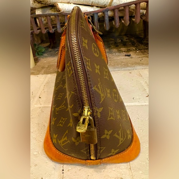 Authentic Vintage Louis Vuitton Alma Monogram Bag - Picture 6 of 11